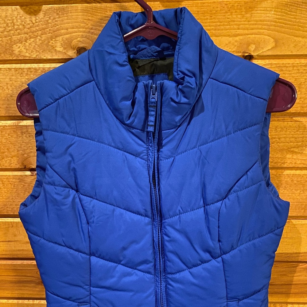 BRAND NEW royal blue puffer zippered vest. Aeropostale brand. Size small.